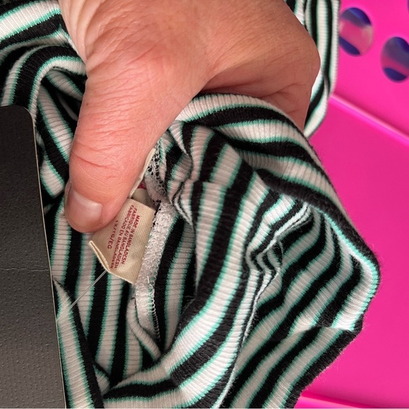 Levi’s Turtleneck - Picture 6 of 7